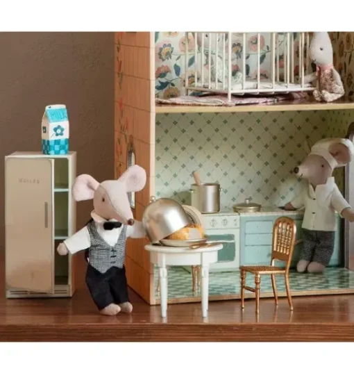 Waiter Mouse, Big Sister/Brother